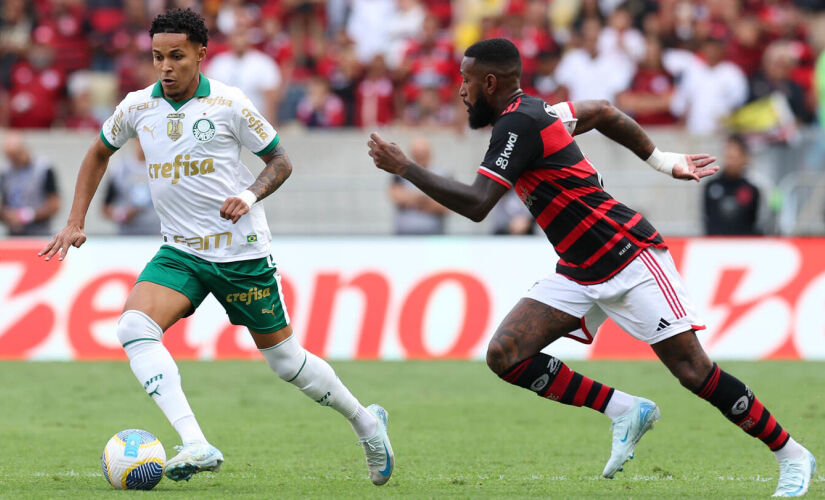 Jogador Lázaro, da SE Palmeiras, disputa bola com o jogador do CR Flamengo