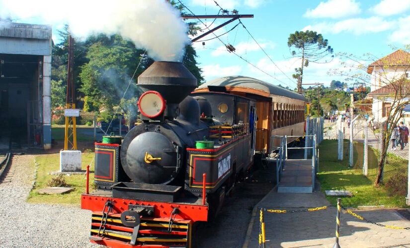 Realizar um passeio de trem é uma opção interessante para conhecer o o interior paulista