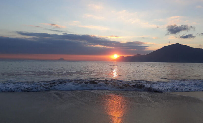 Situada em uma pequena enseada e cercada por vegetação exuberante, a praia de Santiago tem 1 km de extensão oferece um refúgio ainda pouco explorado.