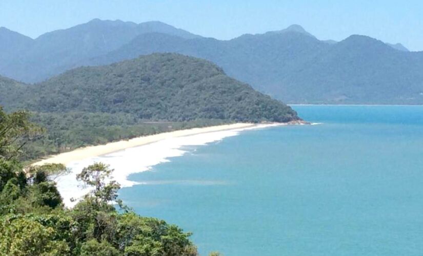 Um destino natural e pouco visado pelo público geral é o da Praia de Puruba, que conta com shows de golfinhos ao vivo durante a temporada de avistamento