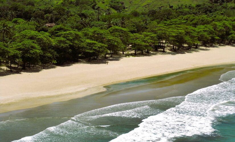 Vista deslumbrante da Praia do Bonete, em Ilhabela, um dos refúgios mais tranquilos do litoral norte de São Paulo.