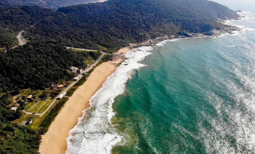 Praia do Pinho é a 1ª de nudismo do País, reconhecida em 1988; em Balneário Camboriú (SC)