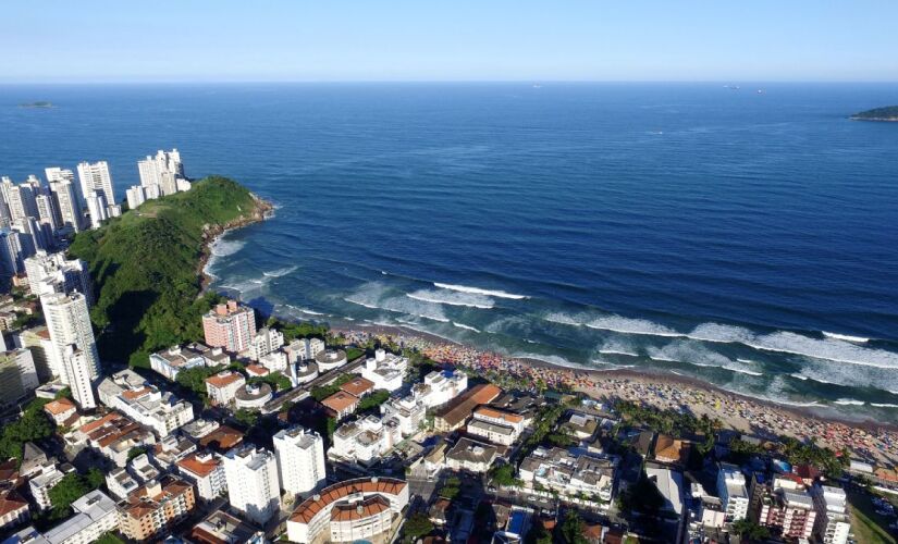 Praia do Tombo é famosa por suas ondas fortes, o que a torna um dos destinos favoritos dos surfistas.