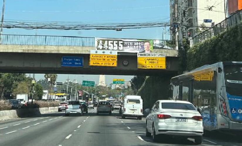 Faixa de Rubinho Nunes na avenida 23 de Maio, em São Paulo