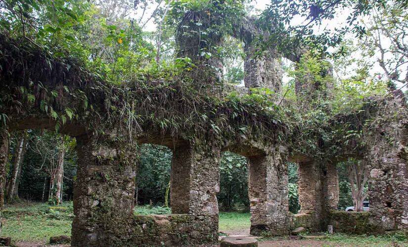 Ruínas da Lagoinha une história e belas paisagens no litoral paulista