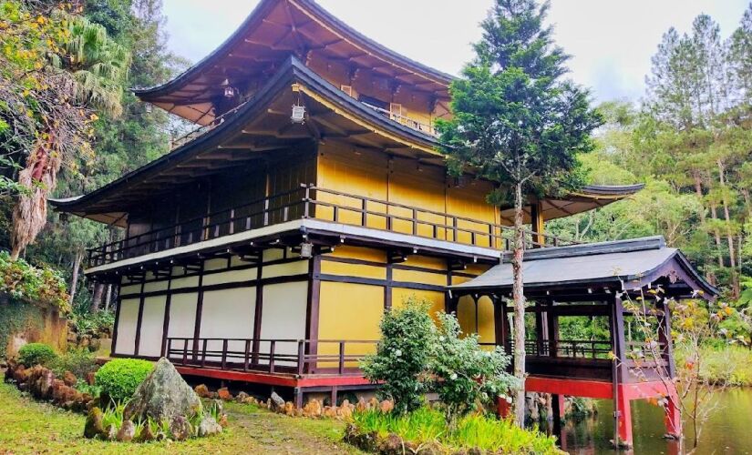 Templo Kinkaku-ji do Brasil possui um lago deslumbrante povoado por carpas coloridas