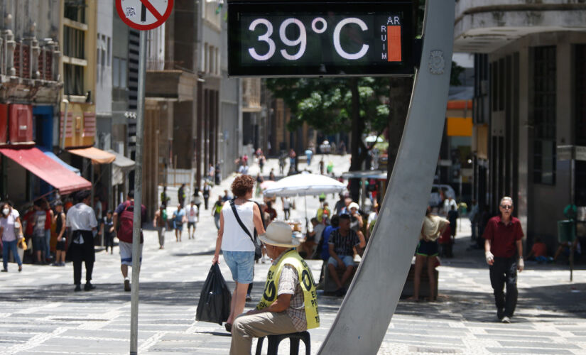 Termometro marcando 39 graus na região da Praça da Sé em São Paulo