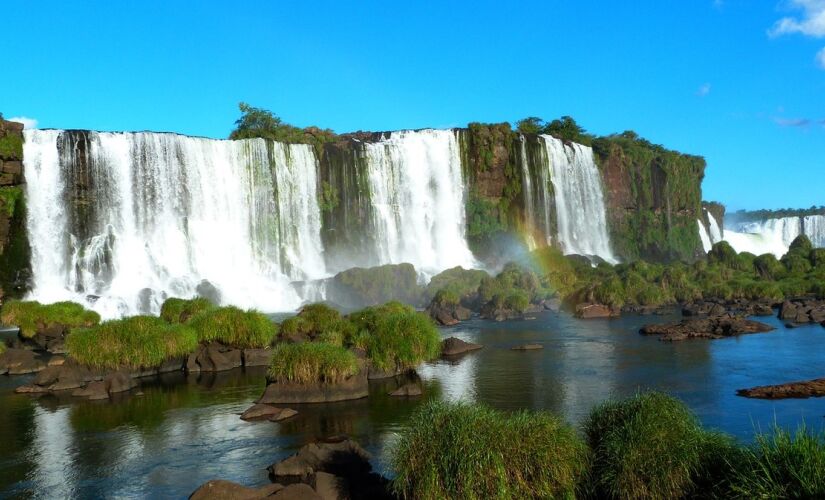 As Cataratas do Iguaçu oferecem uma das vistas mais impressionantes do mundo, com muitas quedas d'água cercadas por floresta tropical