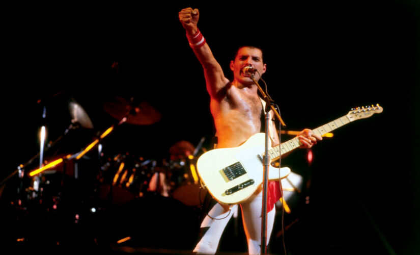 Freddie Mercury, vocalista do Queen, durante apresentação da banda no Rock in Rio, em 1985