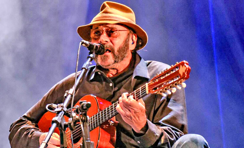 Músico Almir Sater se apresenta na abertura do Revelando SP, na capital paulista