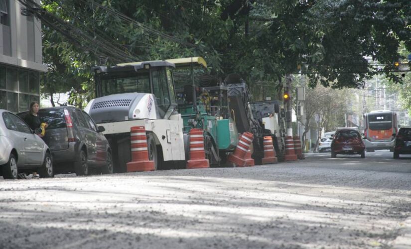 Avenida Jamaris, em Moema, passa por obras de recapeamento