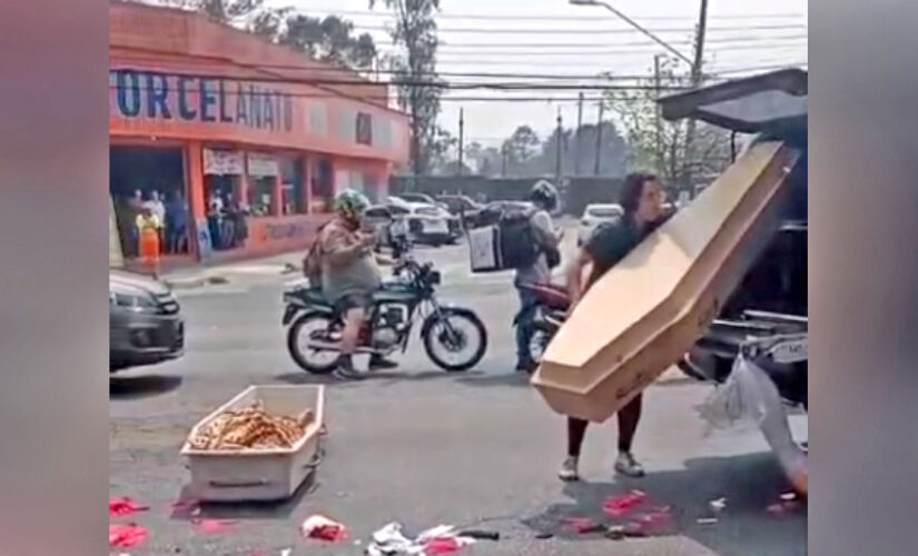 Caixão cai de carro funerário na avenida dos Autonomistas, em Osasco