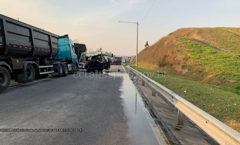 Carreta bateu na traseira de outra que estava parada na pista zebrada