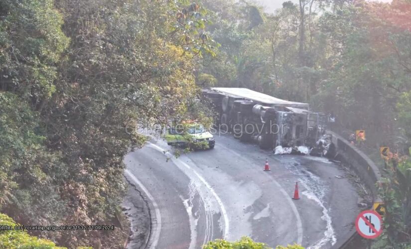 Carreta tombou na rodovia Anchieta altura do km 44 no sentido da Capital