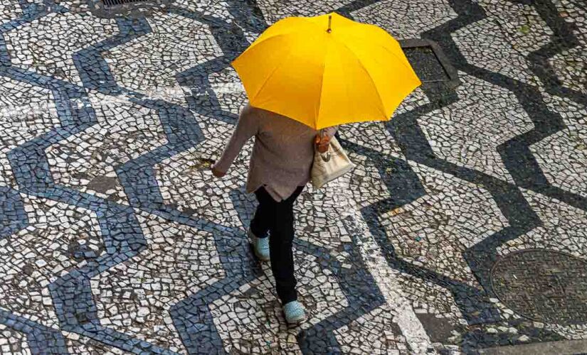 Propagação de uma fraca frente fria vinda do litoral de São Paulo deixará o tempo instável no fim de semana