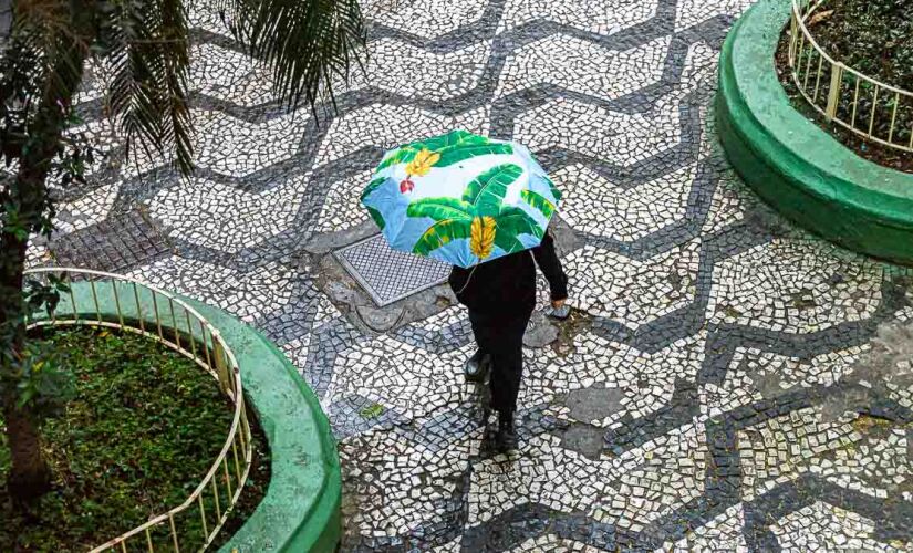 Chuva pode vir acompanhada de raios e ventania, e acumular grandes volumes em curtos períodos