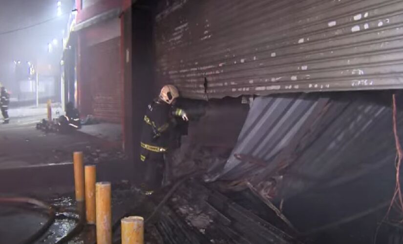 Incêndio deixou galpão completamente destruído