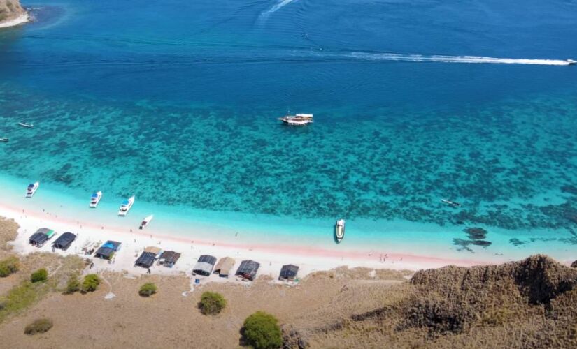 Ilha de Komodo tem água similar à de piscinas, perfeita para mergulho