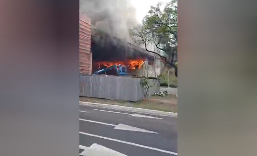 Segundo o Corpo de Bombeiros, que atua no combate às chamas, não há vítimas 