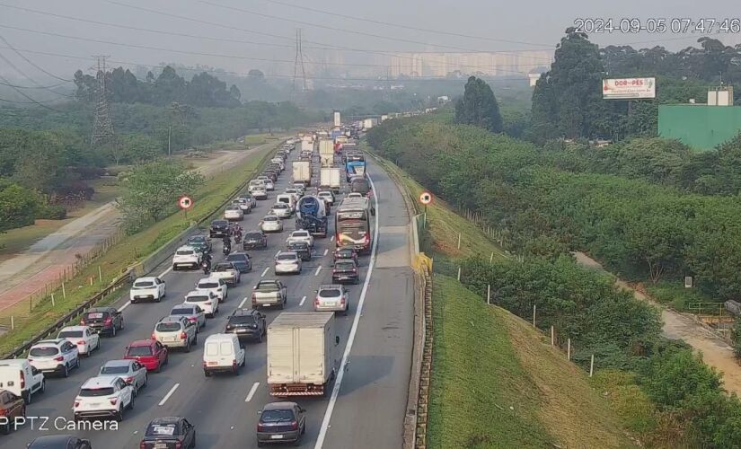 Trânsito caótico em diversas rodovias que entram na cidade de São Paulo