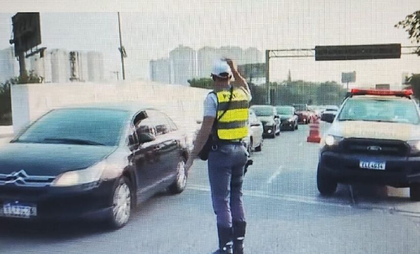 Polícia Militar Rodoviária prendeu condutor do caminhão na Marginal Tietê