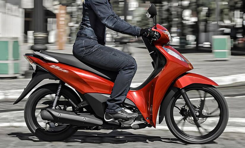 A Biz 125 ES 2025 está disponível nas cores branco, preto e vermelho