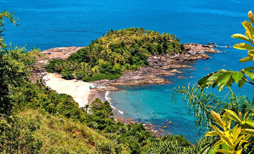 Praia de Calhetas, em São Sebastião, no litoral norte de São Paulo, ideal para conhecer neste fim de semana