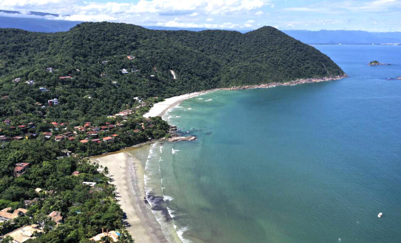 Localizada no Guarujá, a Praia do Iporanga é uma opção de lazer para toda a família 