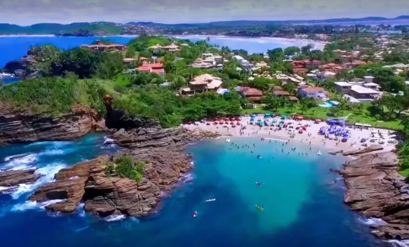 Praia da Ferradura tem duas áreas principais, uma mais agitada e outra mais familiar