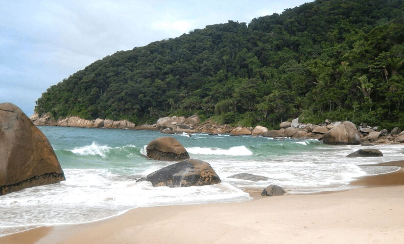 Praia Saco do Major é caracterizada por vegetação abundante, areia grossa e ondas fortes