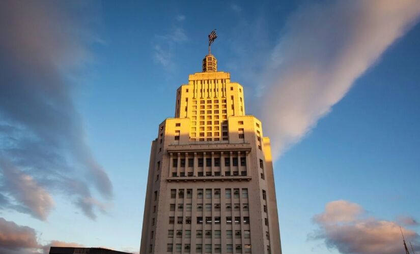 O Edifício Altino Arantes, o famoso farol santander, é o cartão postal da cidade de São Paulo. O prédio tem 155 metros de altura