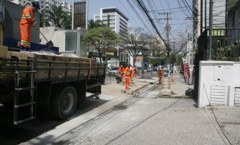 Alameda dos Nhambiquaras em obras no trecho compreendido entre a avenida dos Bandeirantes até a avenida Professor Ascendino Reis 