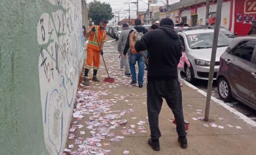 Santinhos espalhados em colégio eleitoral da zona leste de São Paulo