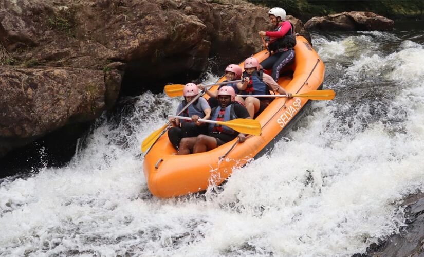 Rafting é uma das atividades do SelvaSP, parque de aventuras dentro de São Paulo