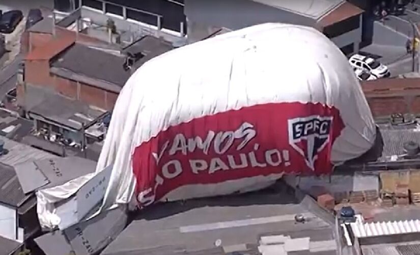 Dirigível com símbolo do São Paulo Futebol Clube caiu em Osasco