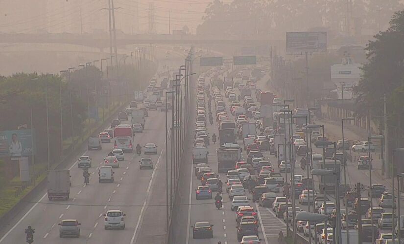 Trânsito na chegada em São Paulo acumula mais de uma hora nas principais rodovias