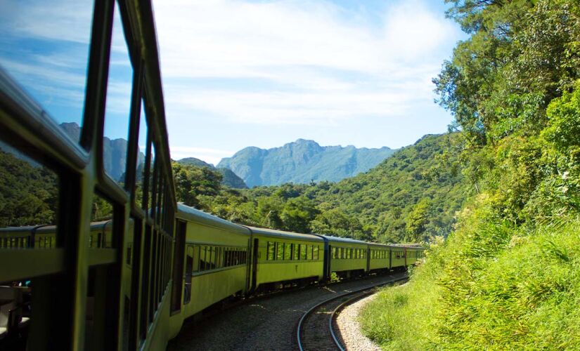 O passeio de trem Curitiba-Morretes começou a ser operado em 1997 pela Serra Verde Express