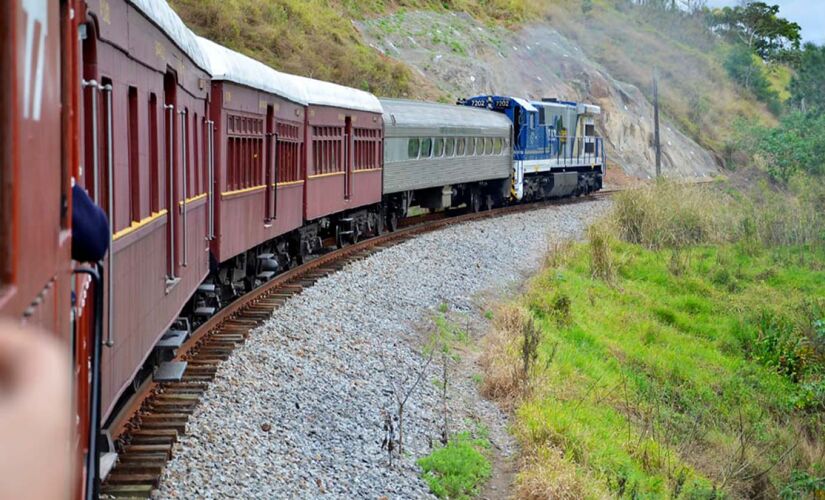 O passeio acontece a bordo de um trem do tipo Pullman, de 1950