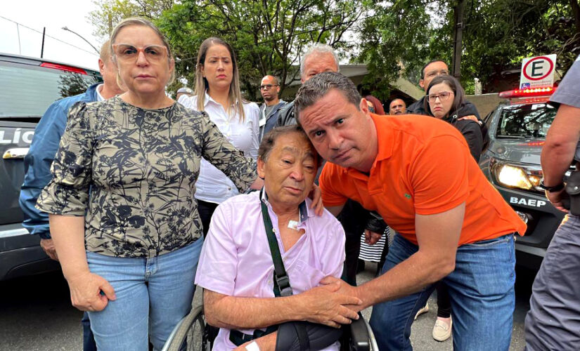 Aprígio se emocionou durante votação neste domingo em Taboão da Serra, na Grande São Paulo