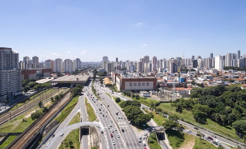 A estação do Tatuapé se conecta com a linha vermelha do metrô e as linhas 11 e 12 da CPTM.