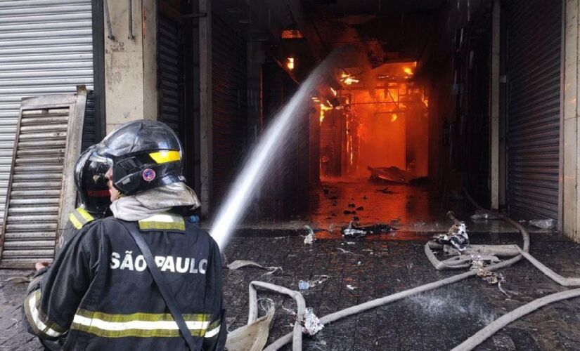 Corpo de Bombeiros trabalham no combate às chamas