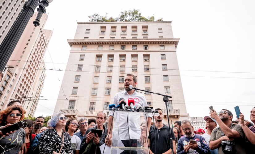 Boulos anunciou em frente à Prefeitura de São Paulo que fará novas denúncias contra Nunes 