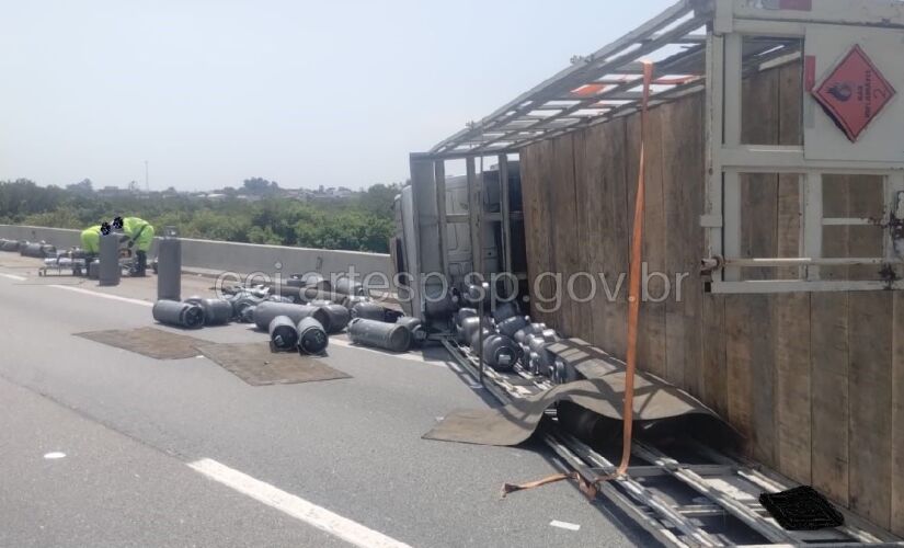 Caminhão tombou e carga ficou espalhada na pista