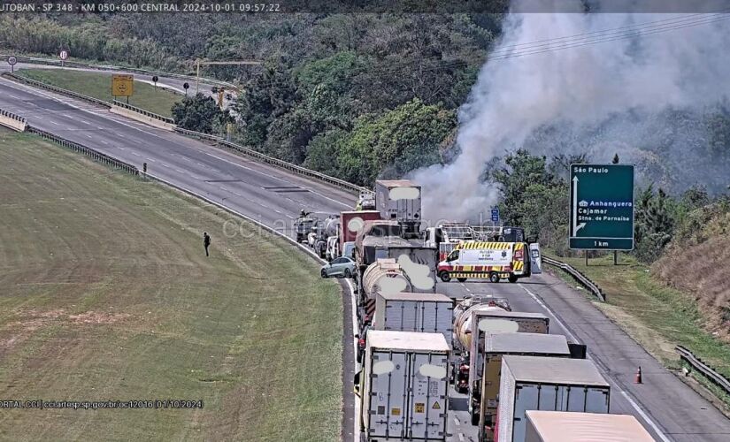 Rodovia precisou ser totalmente interditada para o controle das chamas