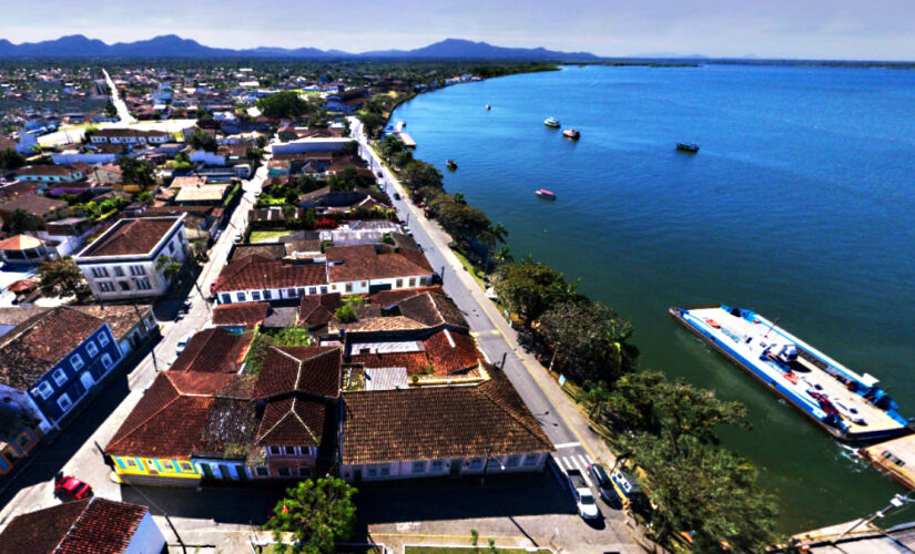 Com águas cristalina, muito contato com a natureza bem preservada e uma vista privilegiada do sol, a cidade de Cananéia é o destino perfeito para conhecer