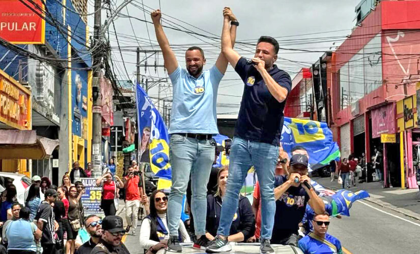 Hugo Prado (esq.) ao lado de Ney Santos (dir.) em caminhada por Embu das Artes, na região sudoeste da Grande São Paulo
