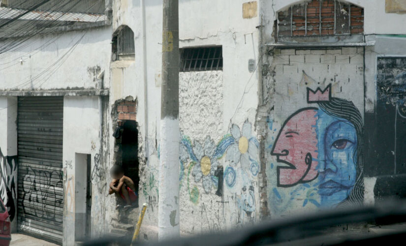 Homem flagrado pela reportagem em frente ao casarão na Liberdade, em São Paulo