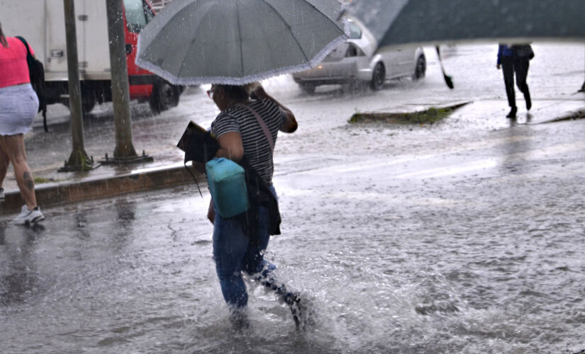 Sábado será de chuva moderada a forte com risco de alguns raios, mas, sem alerta para ventos