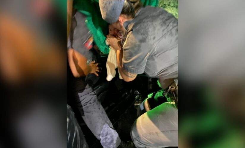 Policiais do 27° Batalhão de Polícia Militar Metropolitano salvaram recém-nascida