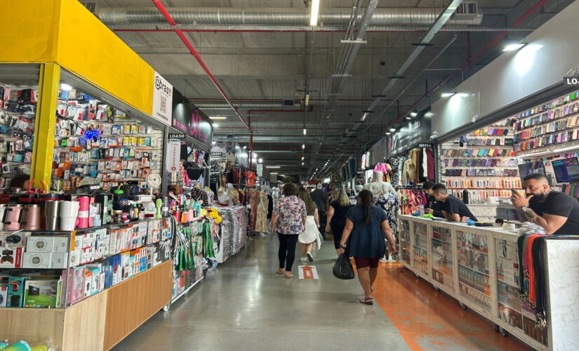 Aline conta como dribla os momentos difíceis da profissão de vendedora; na foto, o circuito de compras Ferinha da Madrugada, no Brás